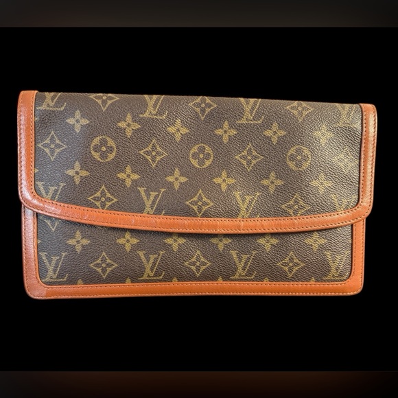 LV Dame Clutch - Picture 1 of 3